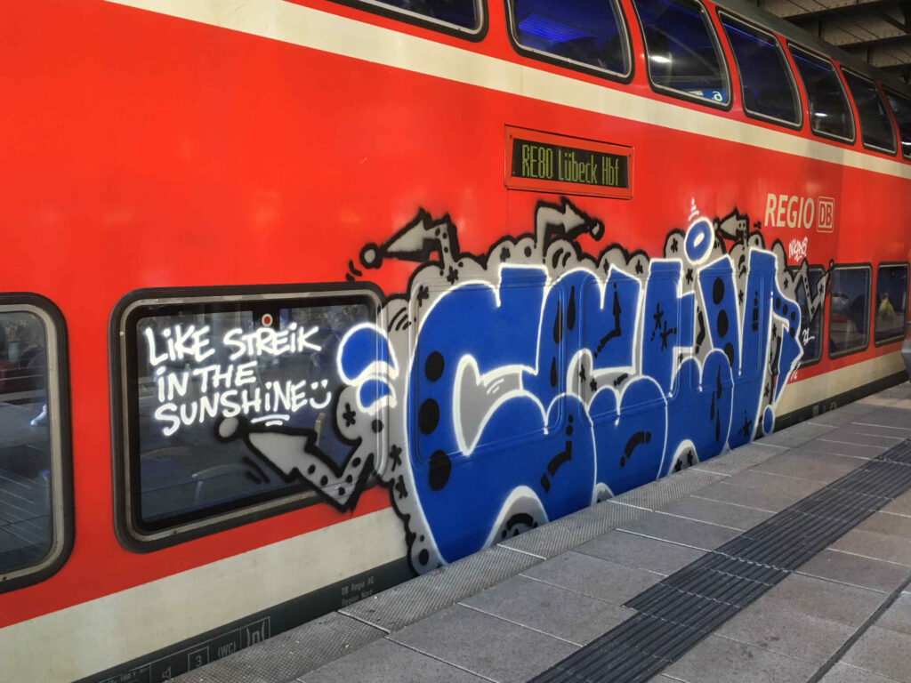 Like Streik in the Sunshine-Graffiti von der CCTV-Crew in Hamburg auf Bahn